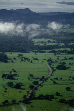Carretera entre llanuras.