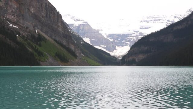 Le lac Moraine dans le parc national de Banff dans la province de l'Alberta au Canada