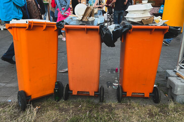 überquellende  Mülltonnen auf einem Volksfest