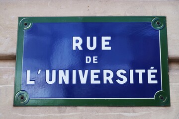 Plaque de rue parisienne "Rue de l’université" dans le 7ème arrondissement de Paris (France)