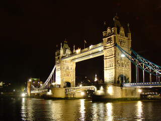Fototapeta na wymiar Tower Bridge in London at night, Reino Unido