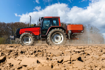 Fototapeta premium Feldarbeit: Verteilung von Kunstdünger.