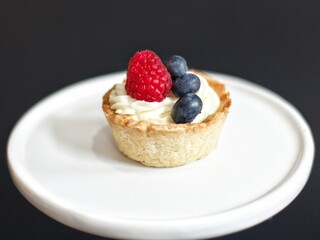 cheesecake with berries