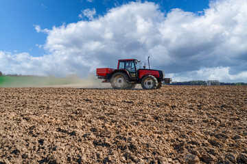Obraz premium Feldarbeit: Verteilung von Kunstdünger.