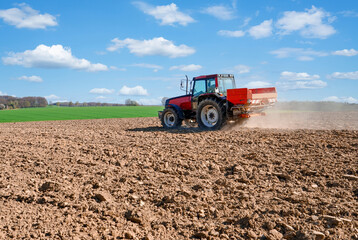 Obraz premium Feldarbeit: Verteilung von Kunstdünger.