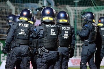 Bereitschaftspolizei im Fussballstadion © rlang