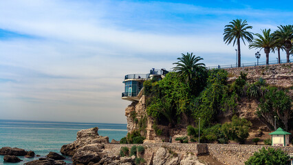 Seitlicher Blick auf den Balcon de europa in Nerja mit Aussicht auf das Meer