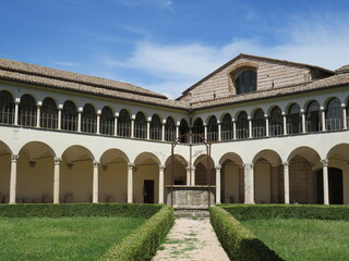 Fototapeta na wymiar Chiostro della Basilica di San Domenico, Perugia, Umbria, Italia 
