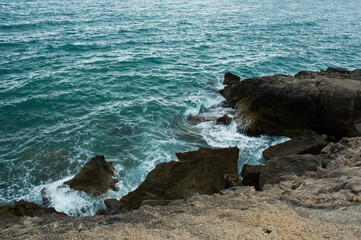 Rocas al borde del mar