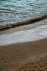 Olas rompiendo en la orilla