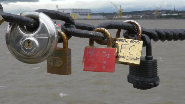 Liebesschl&ouml;sser, Schl&ouml;sser an einer Br&uuml;cke