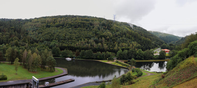 Grand Est - Lorraine - Moselle - Saint-Louis Arzviller - Panorama sur la vall&eacute;e des &eacute;clusiers