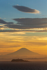 逗子市大崎公園から臨む梅雨明けの富士山と夕焼け
