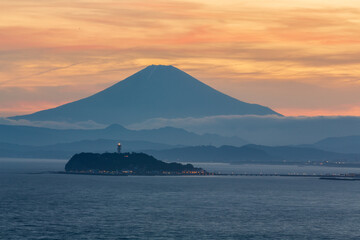 Fototapeta na wymiar 逗子市大崎公園から臨む梅雨明けの富士山と夕焼け