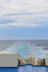 新日本海フェリーの船上から見る水平線の海