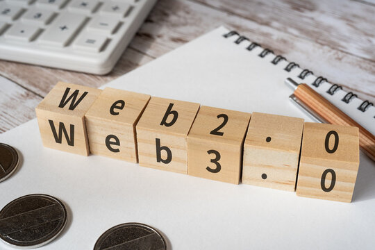 Web3.0のイメージ｜「Web3.0」と書かれたブロック、電卓、コイン、ノート