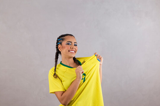 female brazilian cheerleader posing for photo
