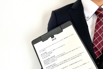 契約書を持つサラリーマン