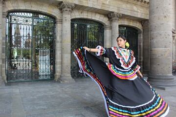 Dando vuelo al vestido t&iacute;pico de Guadalajara 