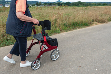 Obraz premium lady with rollator