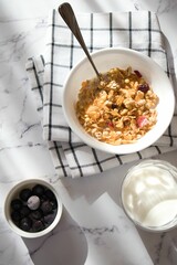 シリアルとフルーツ、朝食のイメージ