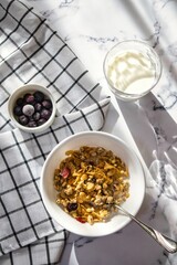 シリアルとフルーツ、朝食のイメージ