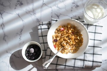 シリアルとフルーツ、朝食のイメージ
