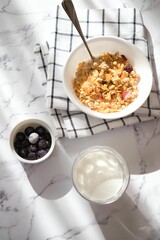 シリアルとフルーツ、朝食のイメージ