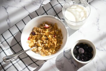 シリアルとフルーツ、朝食のイメージ