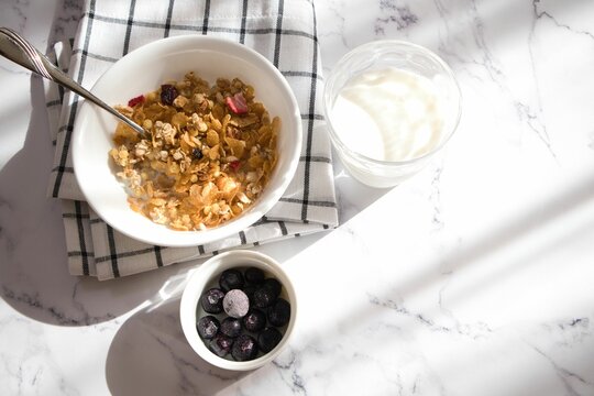 シリアルとフルーツ、朝食のイメージ