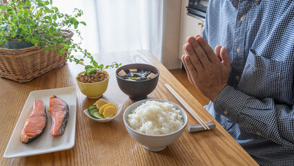 日本の食卓・食事前に祈る男性
