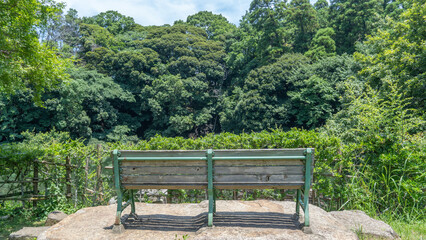 日本の公園のベンチ