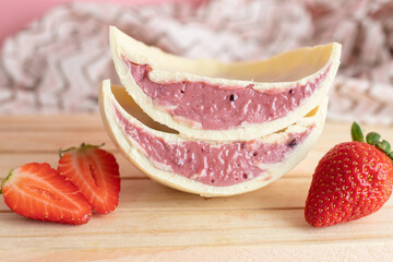 Ovo de pascoa recheado com morango dezardi confeitaria