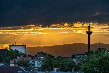 Europaturm (Fernsehturm) in Frankfurt beim Sonnenuntergang, Silhouette