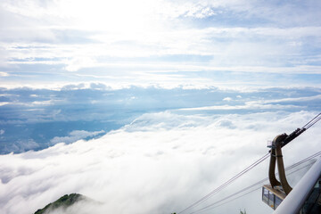 雲海とロープウェイ「竜王ソラテラス」