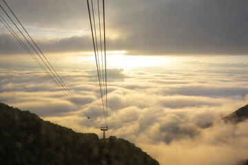 雲海とロープウェイ