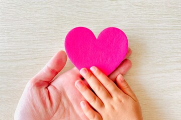 Obraz premium 親子の手とハート 優しいイメージ