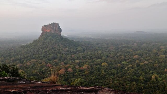 Sigiriya Rock in Sri Lanka vom Pidurangala Rock aus gesehen