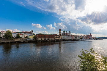 Fototapeta premium 2022-05-13, GER, Bayern, Passau: Blick über die Donau auf die Altstadt von Passau. Zu sehen sind die Wahrzeichen der Stadt, das Alte Rathaus, der Stephansdom die Stadtpfarrkirche St. Paul.