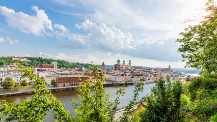 Fototapeta na wymiar 2022-05-13, GER, Bayern, Passau: Blick über die Donau auf die Altstadt von Passau. Zu sehen sind die Wahrzeichen der Stadt, das Alte Rathaus, der Stephansdom die Stadtpfarrkirche St. Paul.