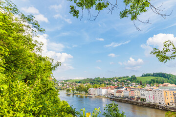 2022-05-13, GER, Bayern, Passau: Blick &uuml;ber die Donau zur Ortspitze, an welcher die drei Fl&uuml;sse Donau, Inn und Ilz zusammenflie&szlig;en.