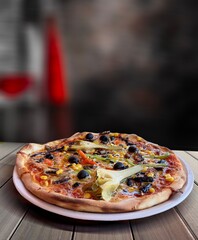 Pizza vegetal, saludable sobremesa de madera y fondo difuminado. Vegetable pizza, healthy on wooden table and blurred background.