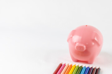 豚の貯金箱と色鉛筆