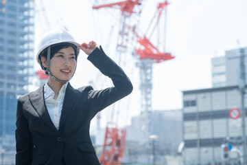 希望を抱くヘルメットを被った日本人女性