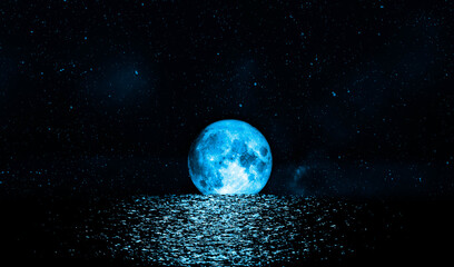 Paysage marin et palmier la nuit à la pleine lune dans le ciel La lune Source originale de la Nasa