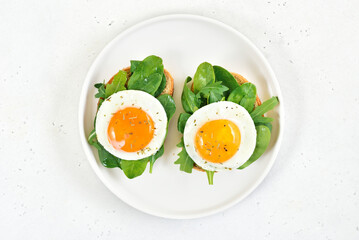 Fried eggs and greens on bread