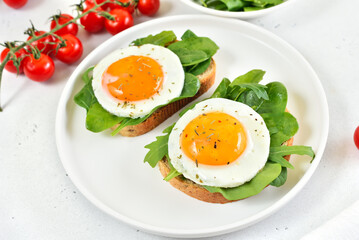 Fried eggs and greens on bread