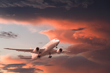 夕焼け空を背景に飛行機で旅行に行く
