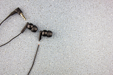 Broken wire at the headphones. Breakage of the headphones