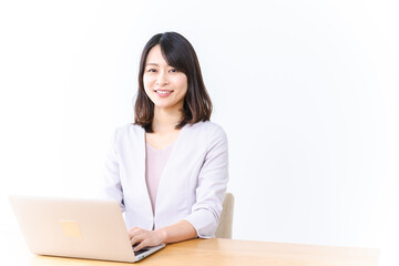 パソコン作業をする若い女性